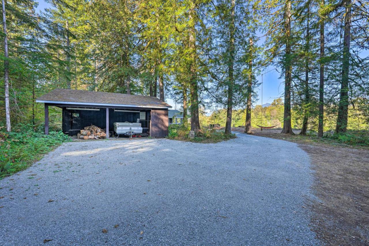 Dreamy Riverside Cabin With Fireplace And Grill Concrete Exterior foto